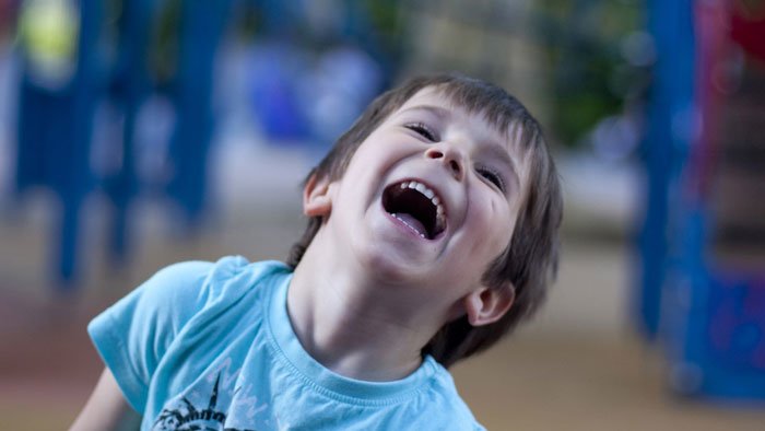 تعرف على تأثير الضحك المتواصل على أبنائك