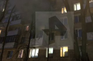 امرأة وطفل يطلبان المساعدة بسبب حريق في شقة شرق موسكو في الشارع…