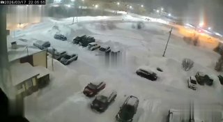 وقع زلزال بقوة 5.0 بالقرب من ماجادان. متخصصون يتفقدون المبنى..