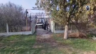 ألقى مواطن من شبه جزيرة القرم قنبلة يدوية على الشرطة وأطلق النار عليهم من مسدس في منزله، بحسب…