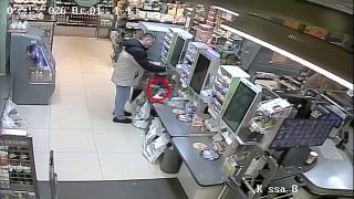 في يوشكار-أولا، نسي أحد العملاء هاتفه الذكي عند شباك الدفع في بيريكريستوك. انتبه للحارس…