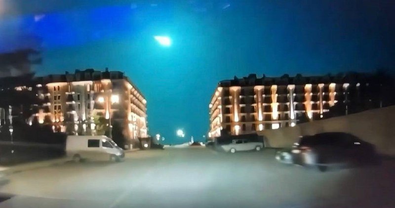 وطار النيزك في منطقة ساحل البحر الأسود في روسيا. وقد شوهد الانفجار الشهابي في نوفوروسيسك.