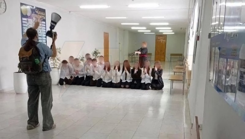 فضيحة ضارية بسبب التقاط صورة في مدرسة روسية: المعلمة…