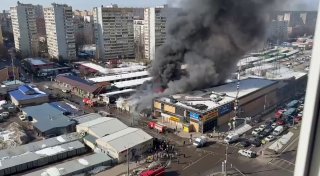 سوق البناء مشتعل في منطقة موسكو. اندلع حريق في قرية أندريه للطبقة العاملة.