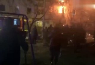وقع انفجار في مبنى سكني شاهق في سيفاستوبول. مئات العمال يعملون في شارع كورتشاجينا…