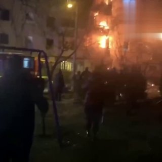 وقع انفجار في مبنى سكني شاهق في سيفاستوبول. مئات العمال يعملون في شارع كورتشاجينا…