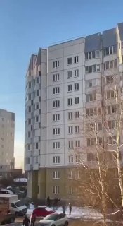 لقطات مرعبة: طفل يسقط من نافذة الطابق العاشر في سان بطرسبرج وينجو – تم القبض عليه…
