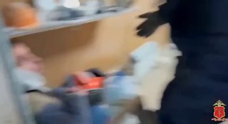 حاول مهاجر غير شرعي التسلل إلى الداخل خلال مداهمة قامت بها قوات الأمن في…