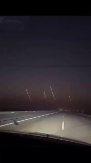 هذا ما يبدو عليه إطلاق مجموعة من الصواريخ الباليستية الإيرانية على إسرائيل. تم تصوير الفيديو…