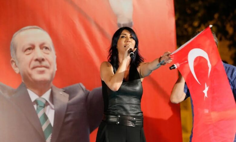 “من لا يقفز يدعم أردوغان”: اعتقال المغنية هاندي ين في تركيا…