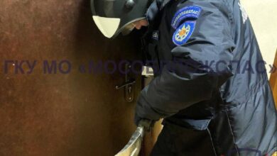 نام زومر بسرعة ولم يسمح لوالدته بالدخول – اضطر رجال الإنقاذ إلى كسر الباب…