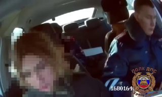 قام رجل ذو مكياج وسكر بجولة في سيارة BMW في كراسنويارسك. روسي يبلغ من العمر 20 عاماً..