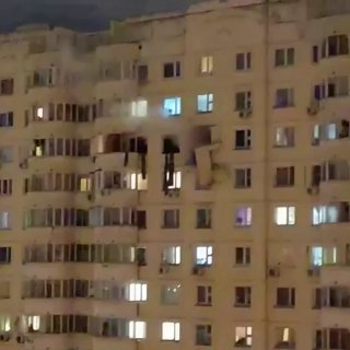 وقع انفجار قوي في مبنى سكني شاهق في شارع قديروف في موسكو. عديد…