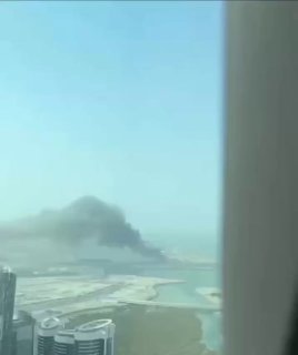 تصاعد دخان أسود كثيف في سماء أبوظبي بعد أن ضربت طائرة إيرانية مسيرة مطار القاهرة…