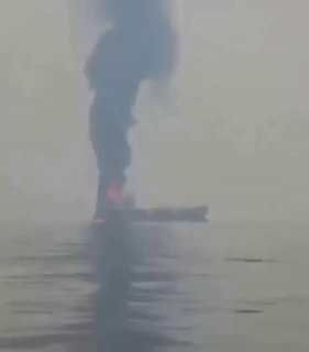 غرق ناقلة نفط أصيبت بصاروخ إيراني أثناء محاولتها عبور مضيق هرمز..