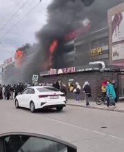 اشتعلت النيران في مركز التسوق العملاق في كالينينجراد. تبلغ مساحة الحريق حوالي 500 متر مربع. نار … اشتعلت النيران في مركز التسوق العملاق في كالينينجراد. تبلغ مساحة الحريق حوالي 500 متر مربع. نار …