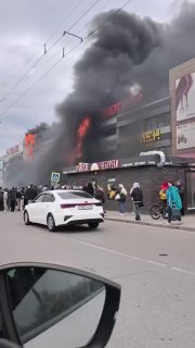 اشتعلت النيران في مركز التسوق العملاق في كالينينجراد. تبلغ مساحة الحريق حوالي 500 متر مربع. نار …