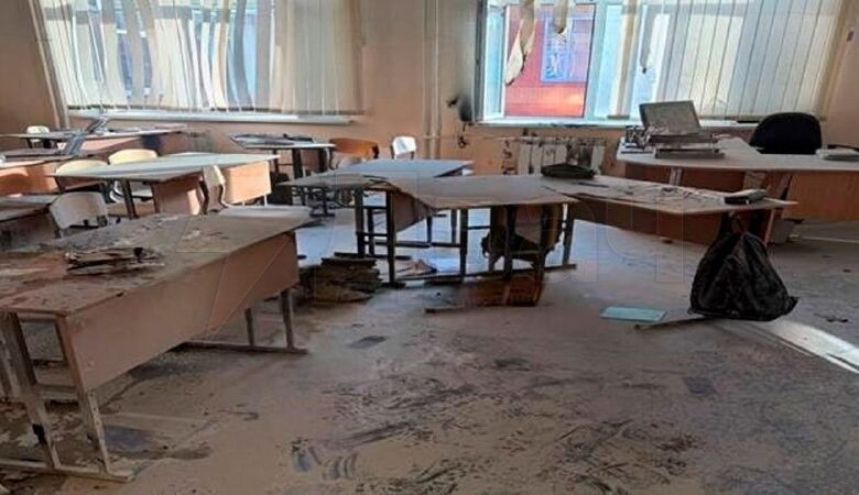 قامت تلميذة في الصف الثامن بسكب البنزين على أقرانها وأشعلت النار في أقرانها، مما أدى إلى إحراق مدرسة في ك…