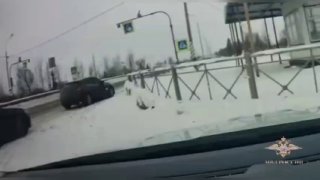 بالقرب من سانت بطرسبورغ، قام تاجر مخدرات في سيارة BMW بتحطيم شرطي وإلقاء 40 طردًا من…