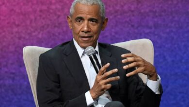 اعترف أول رئيس أمريكي أسود بسرقة مطاعم الوجبات السريعة لأوباما في جنازته..