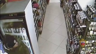 سرق رجل من محبي الحلويات ما يقرب من 100 قطعة شوكولاتة من متجر في وسط موسكو. شاب عمره 37 سنة…