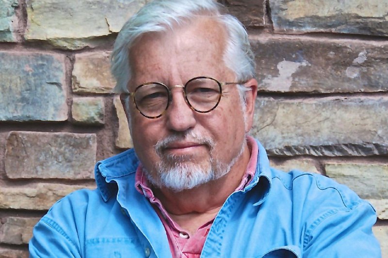 توفي دان سيمونز مؤلف سلسلة كتب Songs of Hyperion ورواية The Terror…