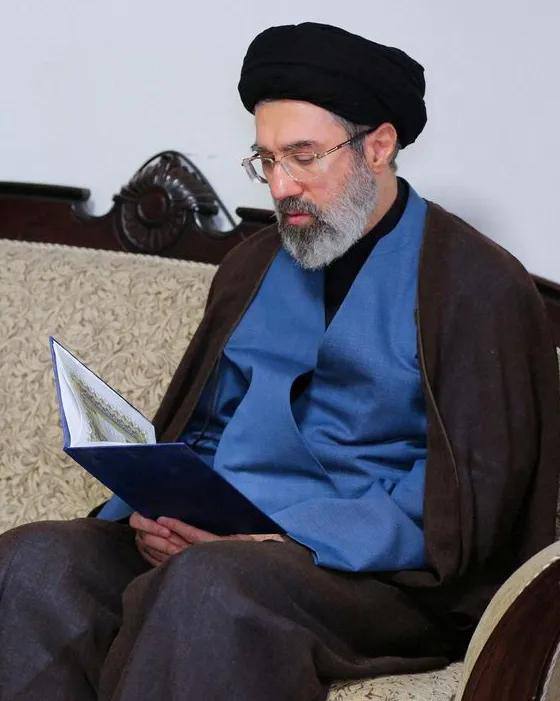 اختار مجلس آيات الله الإيراني نجل الفقيد علي خامنئي مجتبى خامنئي خلفا له.