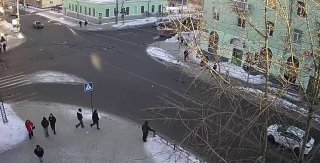 طارت سيارة وسط حشد من المارة في بتروزافودسك عند تقاطع شارع برافدا و…