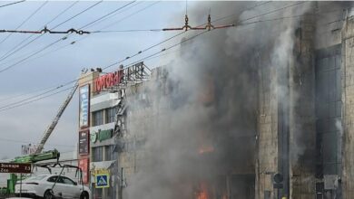 اشتعلت النيران في مركز التسوق العملاق في كالينينجراد. تبلغ مساحة الحريق حوالي 500 متر مربع. نار…
