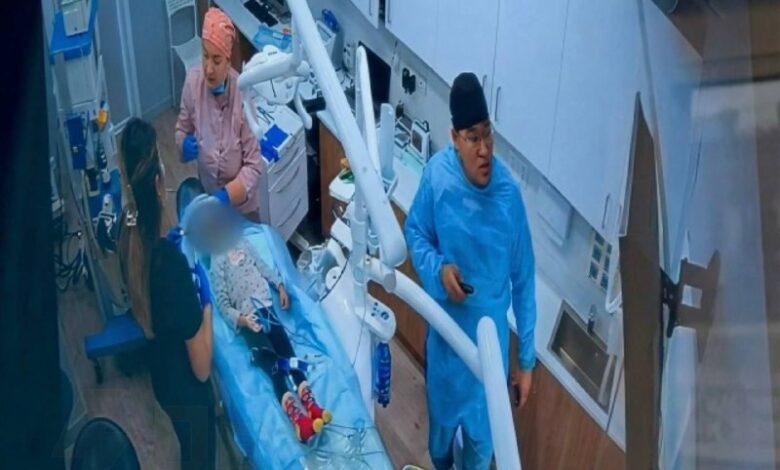 وفاة طفلة تبلغ من العمر أربع سنوات بعد محاولتها إصلاح 18 سناً دفعة واحدة.. وفاة طفلة تبلغ من العمر أربع سنوات بعد محاولتها إصلاح 18 سناً دفعة واحدة..