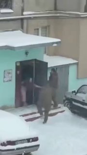 “أبطال الحرية” الأوكرانيون رشوا فتاة تبلغ من العمر 15 عاما برذاذ الفلفل…