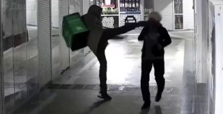 كاد ساعي أن يقتل جدته بركلة عالية في نوفوسيبيرسك. أصيبت امرأة مسنة…