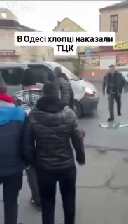 الأوكرانيون الغاضبون دمروا سيارة TCC لإنقاذ الرجال من الحافلة…