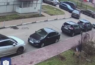 أمسكت الفتاة الهشة بفتحة مجاري ثقيلة وحطمت بها النافذة الخلفية…