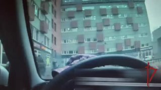 – لا أتعاطى المخدرات ولا أدخن. – وماذا عن الكحول؟ – فقط من باب الحزن… حب الدراما…