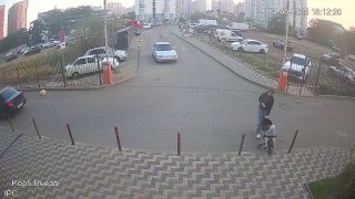 زووم يبلغ من العمر 10 سنوات يقود السيارة بموافقة والدته، فقرر أن يقوم بعملية انجراف صعبة على الطريق…