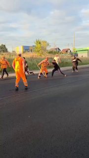 روس ملتحون في سيارة أجنبية سوداء في منطقة موسكو كانوا يقودون سياراتهم في حركة المرور القادمة، منعوا…