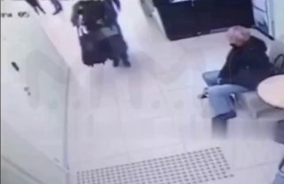 محتالون أوكرانيون يجبرون متقاعدين روس على تفجير ألعاب نارية في…