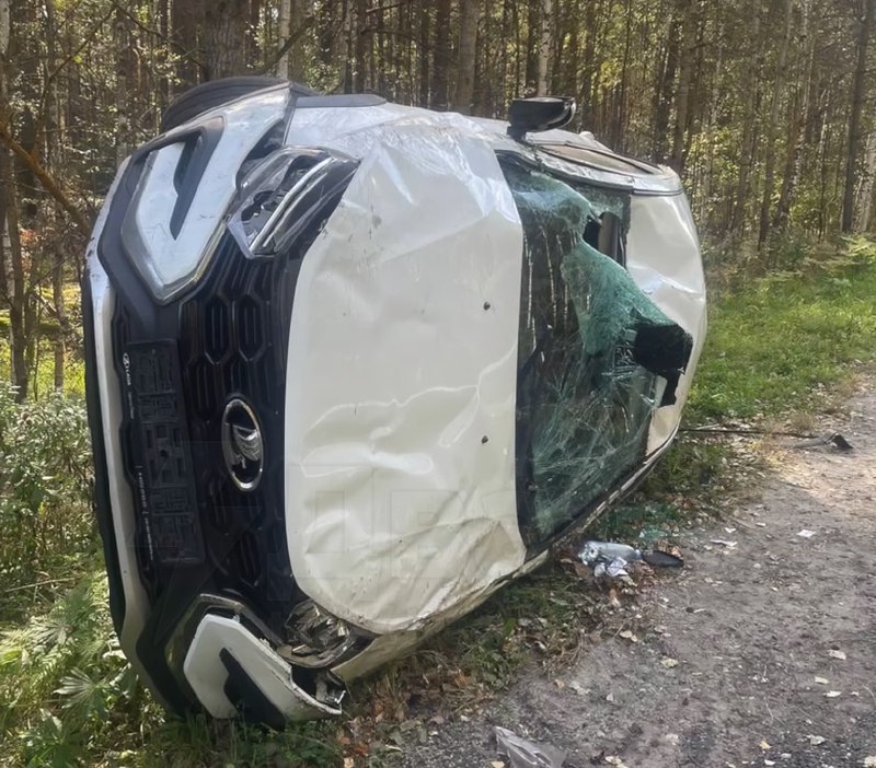 انحشرت عجلة قيادة سيارة Lada Vesta على الطريق السريع مباشرة – وقع حادث خطير وإصابات…