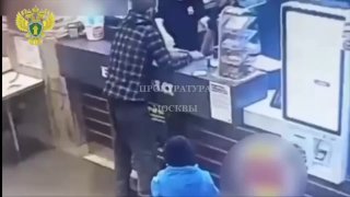 عامل بناء في مطعم للوجبات السريعة يتسبب في مشاجرة عنيفة باستخدام…