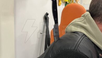 راكب مجنون يغرس سكيناً في ظهر سائق سيارة أجرة بعد أن سأله… راكب مجنون يغرس سكيناً في ظهر سائق سيارة أجرة بعد أن سأله…