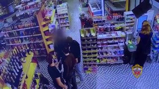 في أحد متاجر موسكو، قرر العملاء الملتحين استخدام…