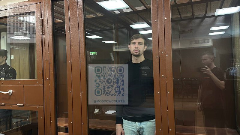 ألقت الشرطة القبض على أحد المتسللين الذي قام بإمساك الفتيات من مؤخراتهن وأثدائهن بناء على نصيحة…