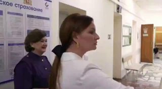 مسؤول يمزق ويدوس ملصقاً حول وسائل منع الحمل في عيادة ما قبل الولادة…