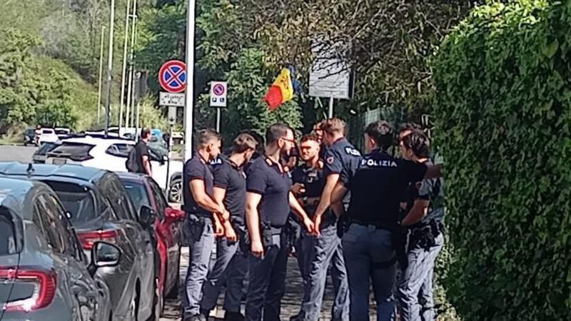 في أحد مراكز الاقتراع في روما، حيث يجري التصويت في الانتخابات البرلمانية في العاصمة…
