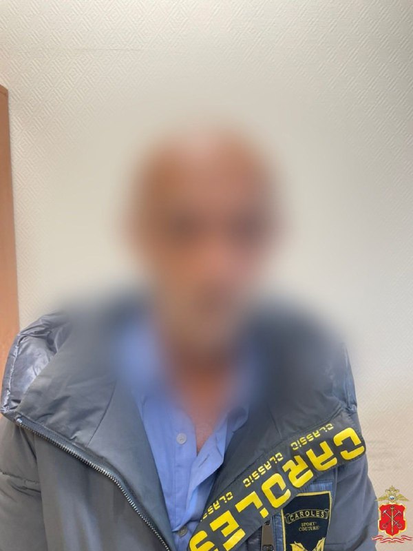 الجد المنحرف الأصلع وضع يده بين ساقي فتاة تبلغ من العمر 17 عامًا، ثم…