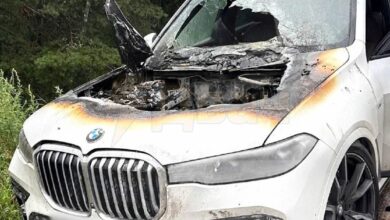 بدأت سيارة BMW X7 تشتعل فيها النيران وتتحول إلى شواية متنقلة أثناء الحركة. في منطقة الخطر…