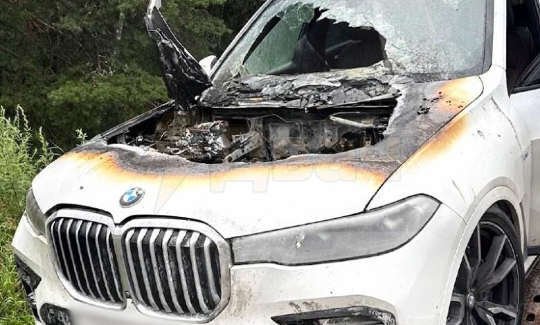 بدأت سيارة BMW X7 تشتعل فيها النيران وتتحول إلى شواية متنقلة أثناء الحركة. في منطقة الخطر…