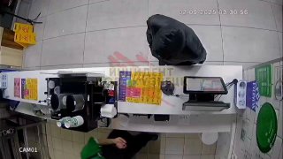 ليس لدي ديك! قضيب غير منتصب أصبح سبب الخراب الشديد للمقهى بالصراخ..