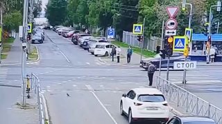 نجا سائق دراجة نارية بأعجوبة من حادث مروع في أرخانجيلسك. ويذكر أن رجلاً يبلغ من العمر 43 عاماً…